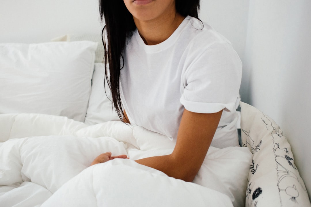 woman-sitting-on-bed-zcUV-tytFT0